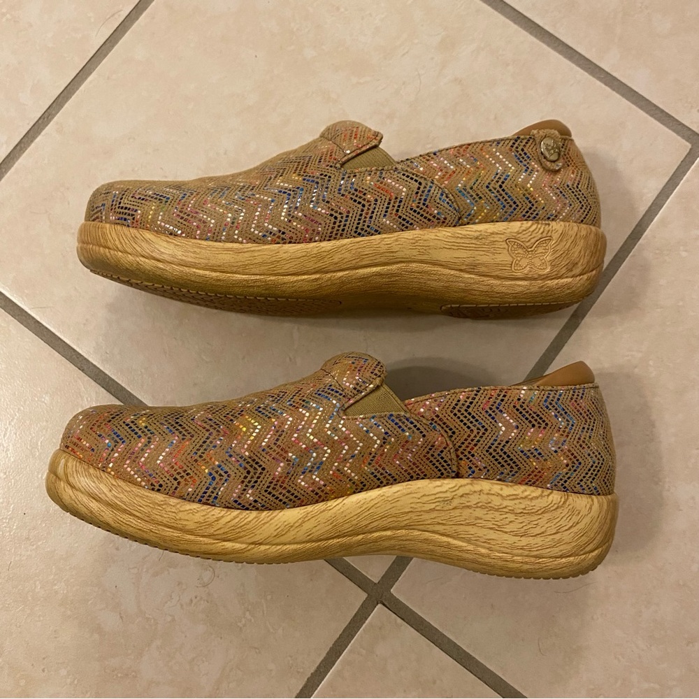 Alegria Tan Leather Slip-On Shoes with Multicolor Chevron Detail size 7/7.5 - Picture 5 of 9